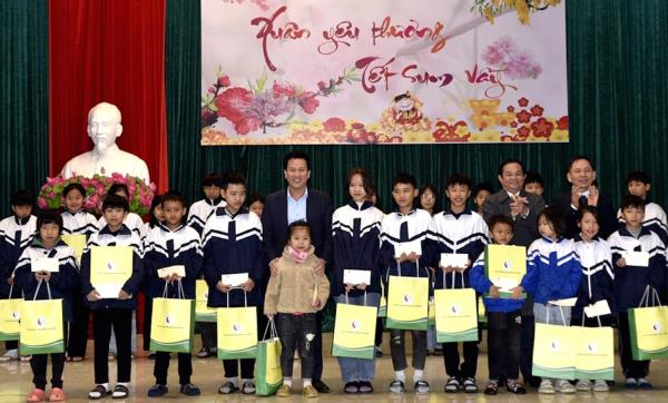 Bộ trưởng Bộ TNMT tặng quà tết tại Làng Trẻ em mồ côi Hà Tĩnh