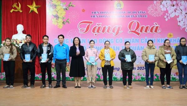 Mang hương Xuân đến với người lao động ăn Tết xa quê