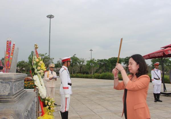 Phó Chủ tịch nước Võ Thị Ánh Xuân dâng hoa, viếng hương các Mẹ Việt Nam Anh hùng