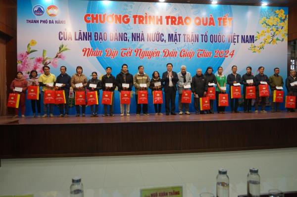 Lãnh đạo Đảng, Nhà nước, Ủy ban MTTQ Việt Nam tặng quà cho các hộ nghèo, công nhân gặp khó khăn tại TP Đà Nẵng
