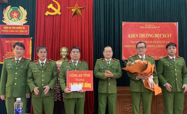 Thưởng nóng thành tích bóc gỡ đường dây cho vay lãi nặng tại Quảng Trị