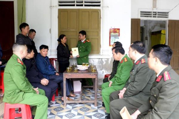 Hỗ trợ gia đình công an viên hy sinh trong khi làm nhiệm vụ