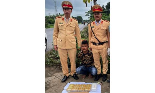 Chặn đứng 54.000 viên ma túy hồng phiến và 1kg đá trên Đường 9