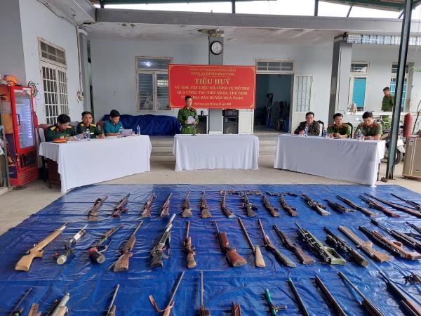 Công an Hòa Vang tiêu hủy vũ khí, vật liệu nổ, công cụ hỗ trợ người dân phát hiện giao nộp