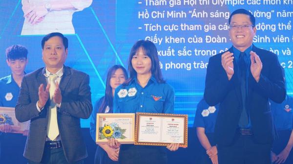 Tuyên dương 19 sinh viên 5 tốt và 22 sao tháng giêng