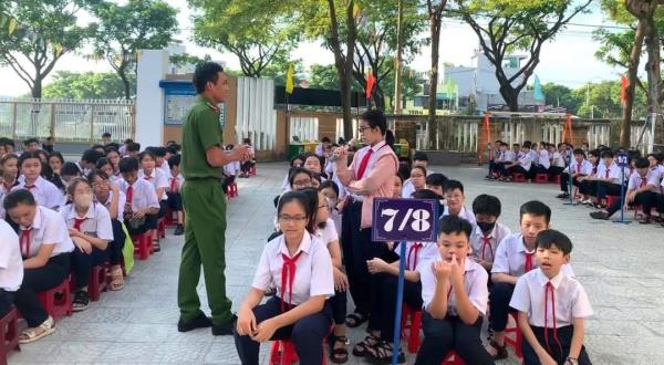 Tuyên truyền về tác hại thuốc lá điện tử, an toàn giao thông, bạo lực học đường cho học sinh