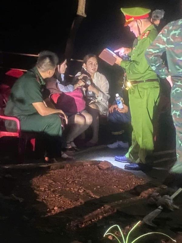 Băng rừng tìm  2 nữ du khách đi lạc