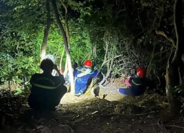 Giữa màn đêm, lực lượng cứu hộ Đà Nẵng vượt khó tìm 2 du khách đi lạc ở bán đảo Sơn Trà