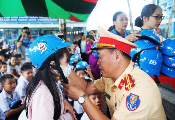 Đà Nẵng tặng 1200 mũ bảo hiểm cho học sinh tiểu học