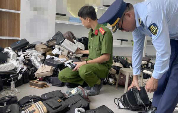 Soi bán hàng trực tuyến, bắt đồ hiệu pha ke