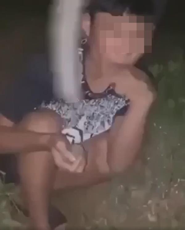 Xôn xao clip một nam sinh bị ép ăn đất