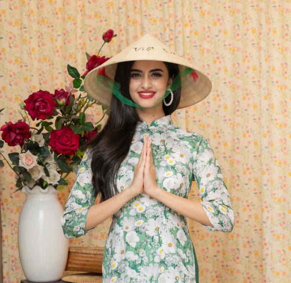 Hoa hậu Hoàn vũ Ấn Độ đội nón lá, đi chợ Hàn, ăn bánh mì Việt Nam