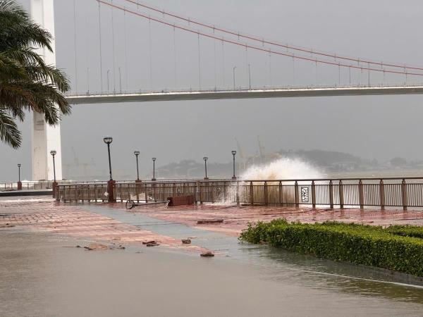 Ảnh hưởng bão số 6, sóng lớn phá hủy vỉa hè đường ven sông Hàn