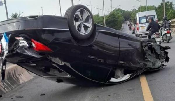 Bất ngờ nổ lốp, xế hộp lao qua đường đối diện gây tai nạn