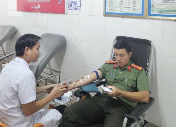 Hiến máu khẩn cấp cứu người trong mưa lũ