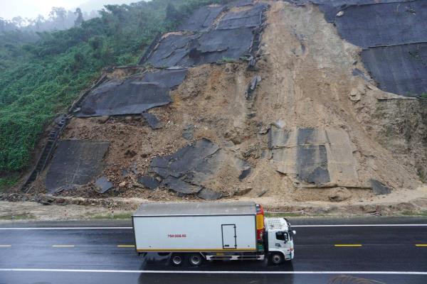 Cận cảnh sạt lở nghiêm trọng trên cao tốc La Sơn - Túy Loan