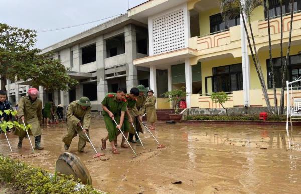 Sớm ổn định cuộc sống, học tập sau lũ