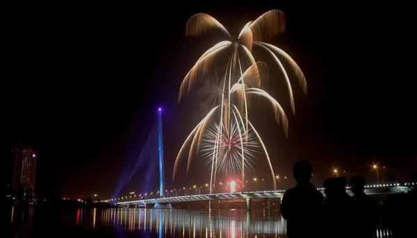 Bắn pháo hoa tại 3 điểm mừng 50 năm giải phóng thành phố Đà Nẵng