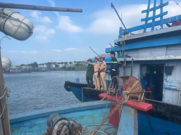 Chủ động hướng dẫn phương tiện tàu thuyền neo đậu phòng tránh bão số 7