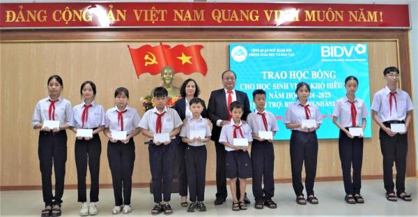 Ngân hàng TMCP Đầu tư và Phát triển Việt Nam Chi nhánh Đà Nẵng tặng học bổng cho học sinh nghèo vượt khó