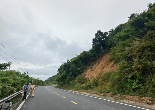 Lắp đặt biển cảnh báo các khu vực có nguy cơ sạt lở trên tuyến đèo Hải Vân