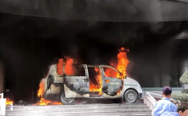 Cháy xe cứu thương trước sảnh bệnh viện