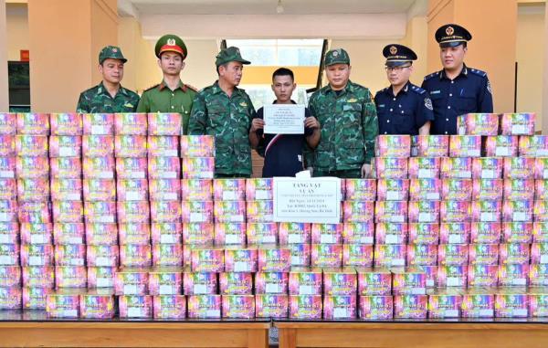 Pháo lậu vi hành trên xe khách