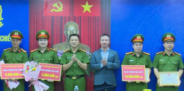 Lập nhiều chiến công, Công an quận Liên Chiểu được Chủ tịch UBND quận thưởng nóng