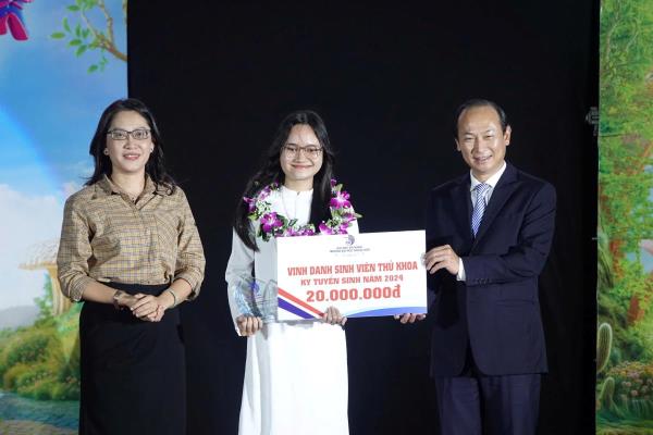 Trường Đại học Ngoại ngữ Đà Nẵng vinh danh  Thủ khoa và nâng bước tân sinh viên 2024