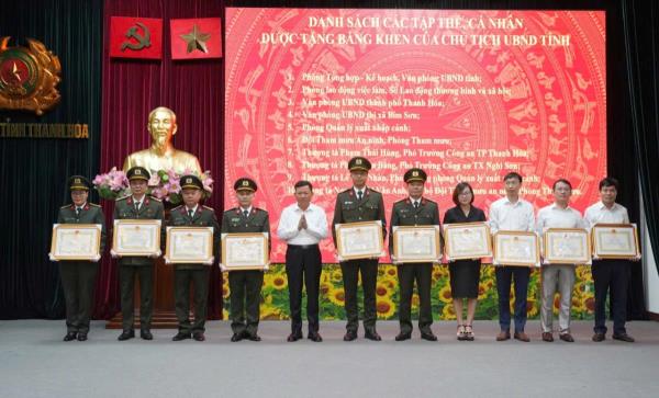 Nhiều tập thể, cá nhân được khen thưởng về công tác quản lý người nước ngoài