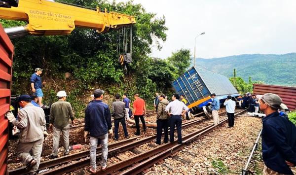Đường sắt Bắc Nam đoạn qua đèo Hải Vân tạm gián đoạn lưu thông do tàu hàng bị trật bánh