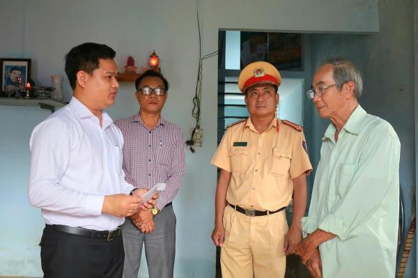 Thăm các hộ gia đình có người mất do tai nạn giao thông