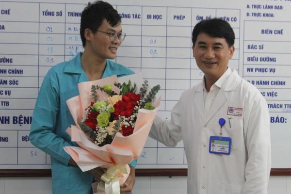 Giám đốc Bệnh viện Đà Nẵng chia sẻ chuyện  cứu sống bệnh nhân đã ngừng tim do bị điện giật