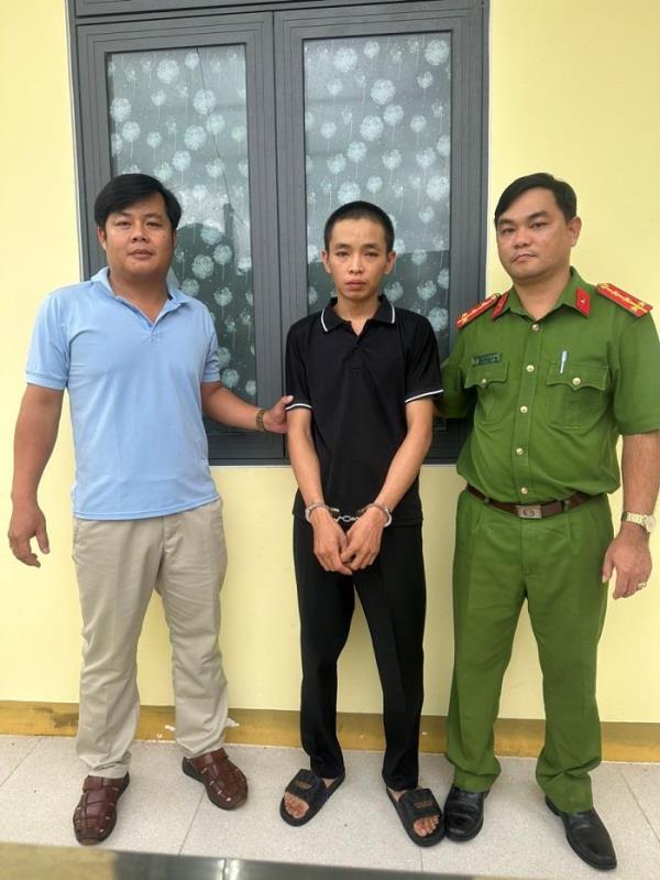 Công an xã bắt truy nã