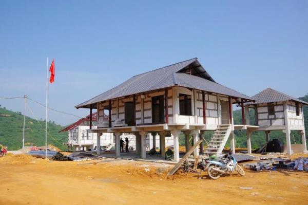Những mái nhà đầu tiên dần hoàn thiện ở khu tái định cư Làng Nủ