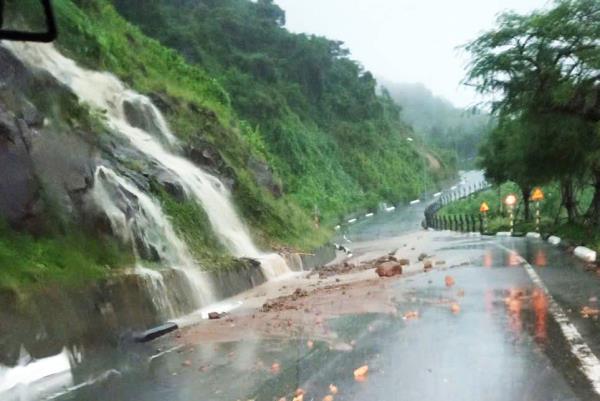 Mưa lớn gây sạt lở nhiều vị trí trên tuyến đường lên bán đảo Sơn Trà