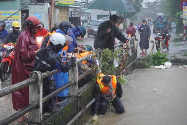 Khẩn trương hỗ trợ sơ tán người dân khu vực đường Mẹ Suốt tới nơi an toàn