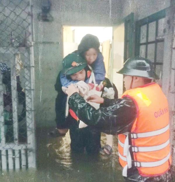 Nhiều nơi ngập sâu, người dân vùng trũng tại Đà Nẵng được di dời khẩn cấp