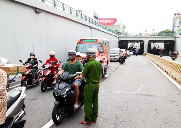 Lập biên bản vi phạm hành chính đối với đối tượng làm rơi đá trong hầm chui Điện Biên Phủ