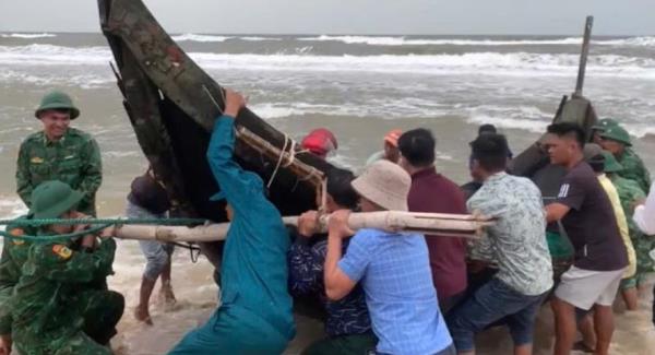 Đánh cá mùa biển động, 3 ngư dân Quảng Trị gặp nạn sóng đánh chìm ghe may mắn được cứu kịp thời