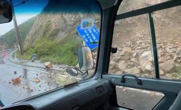 Khánh Hòa: Mưa lớn làm sạt lở trên đèo Cù Hin