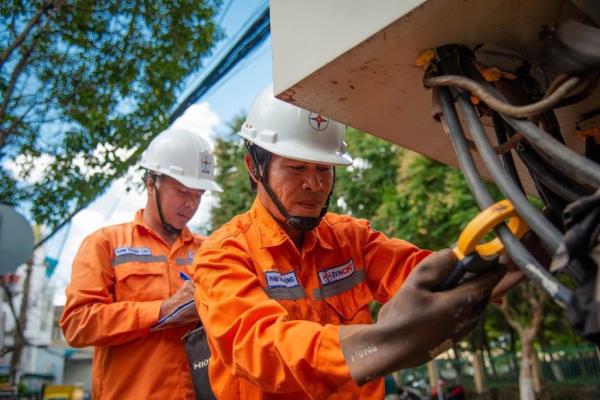 EVNCPC đảm bảo điện phục vụ sản xuất hàng Tết Nguyên đán Ất Tỵ