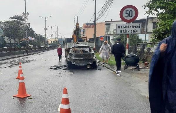 Ô-tô cháy rụi trong mưa