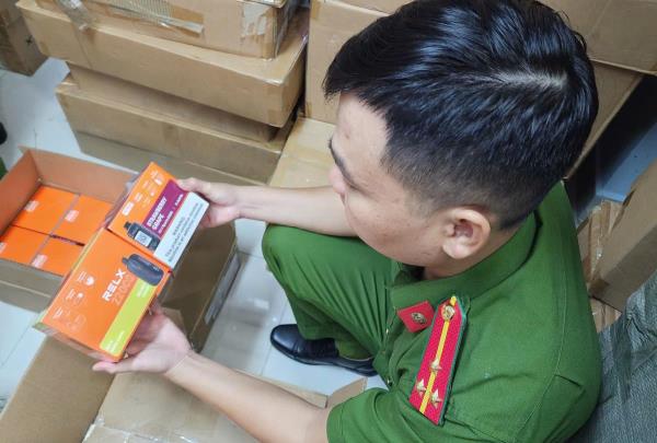 Bắt giữ hàng chục ngàn sản phẩm thuốc lá điện tử, phụ kiện thuốc lá điện tử, tinh dầu các loại