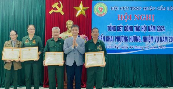 Chủ tịch UBND quận Cẩm Lệ khen thưởng Hội viên Cựu Thanh niên Xung phong