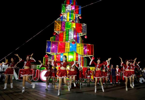 Cây thông khổng lồ bừng sáng bên bờ sông Hàn, mở màn chuỗi hoạt động đón Giáng sinh, chào năm mới 2025 tại Đà Nẵng