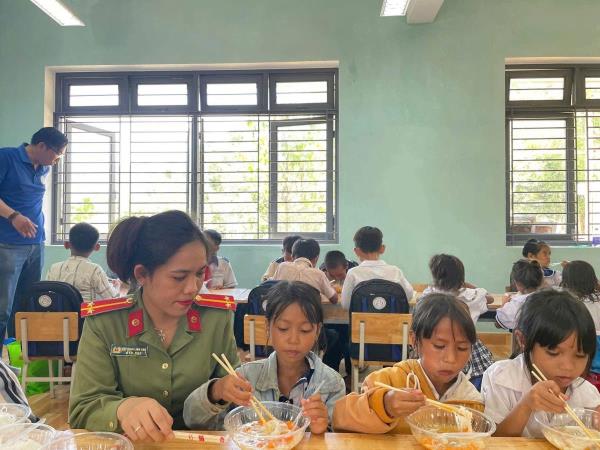 Ra mắt mô hình Bữa sáng - cùng em đến trường tại huyện Ba Tơ