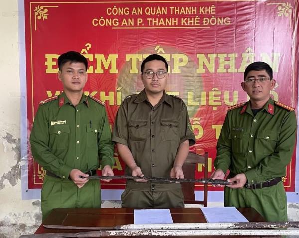 Người dân tự giác giao nộp hung khí
