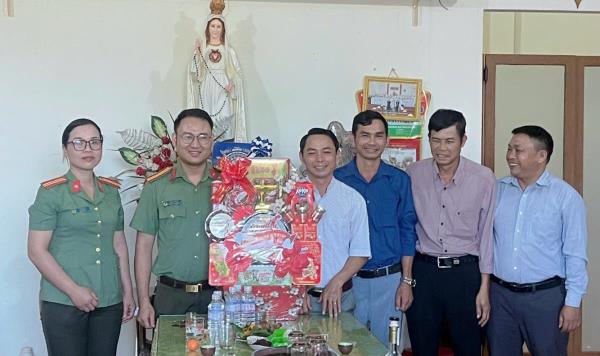 Công an huyện, thành phố chúc mừng Lễ Giáng sinh năm 2024