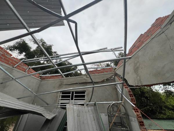 Tự chế pháo gây nổ thổi tung mái nhà, 1 người chết, 5 người bị thương